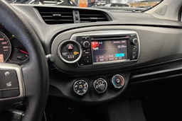 valkoinen Toyota Yaris 2012 kuva 20.