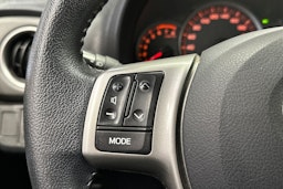valkoinen Toyota Yaris 2012 kuva 24.