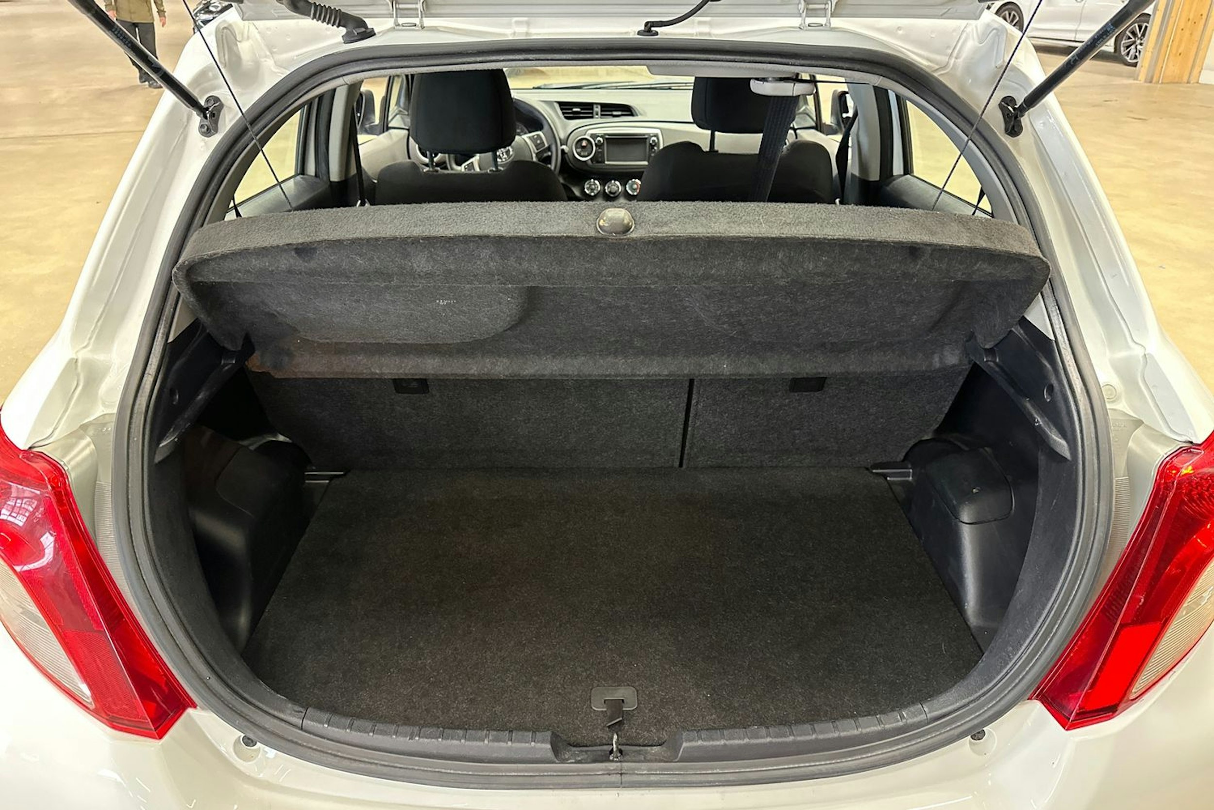 valkoinen Toyota Yaris 2012 kuva 28.