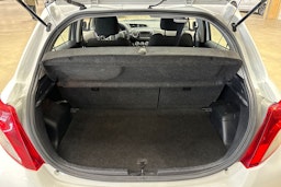valkoinen Toyota Yaris 2012 kuva 28.