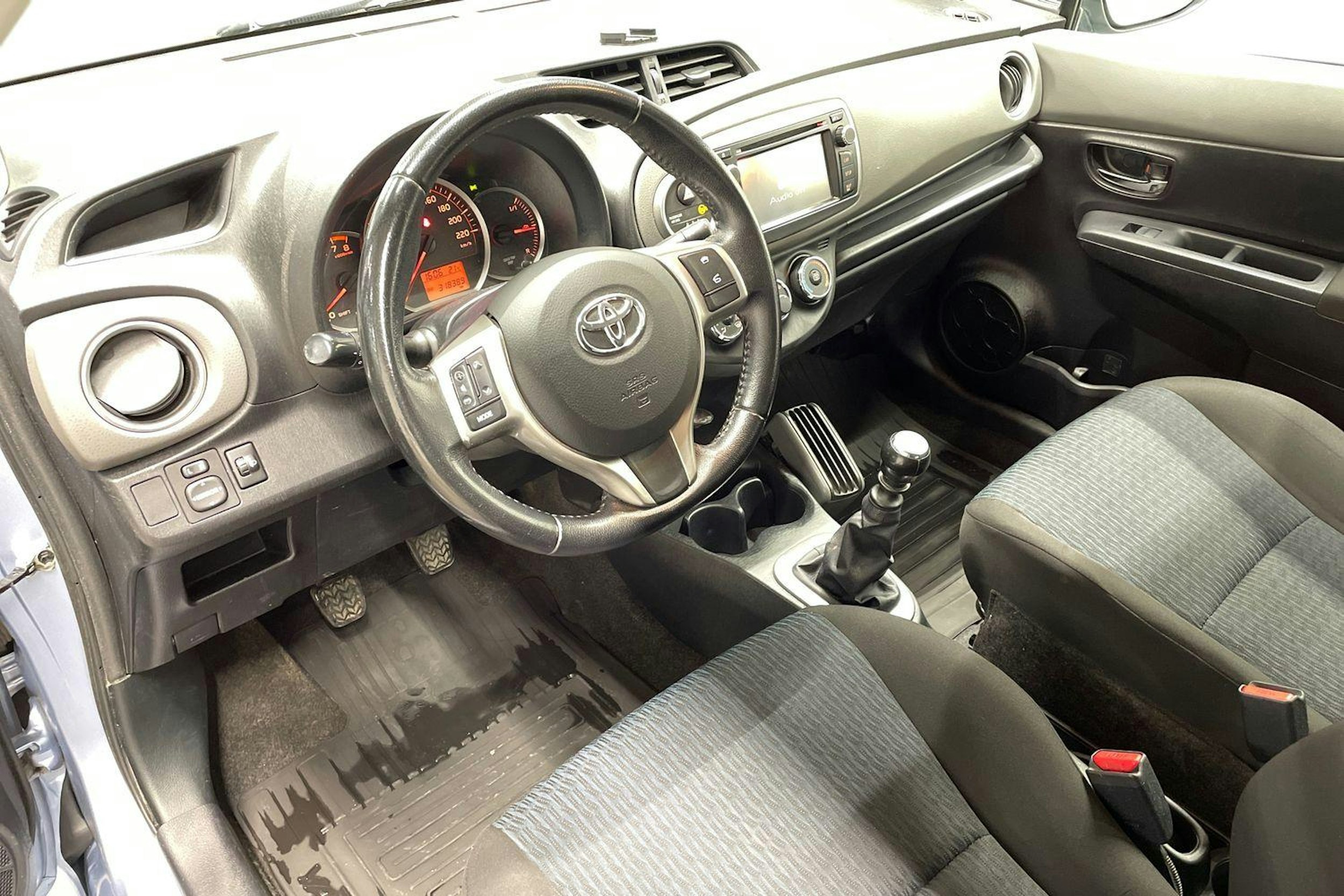 Sininen Toyota Yaris 2012 kuva 7.