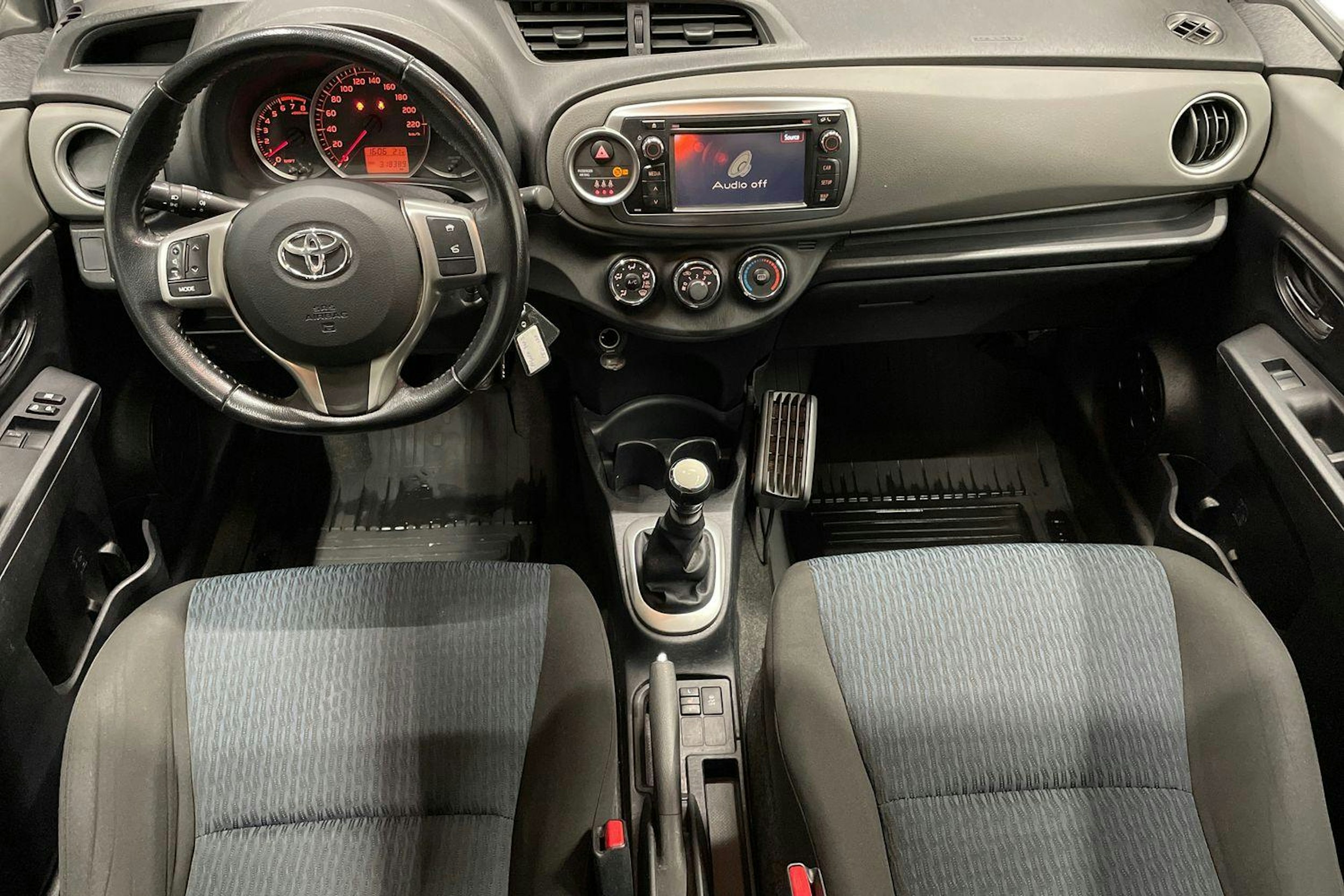 Sininen Toyota Yaris 2012 kuva 9.