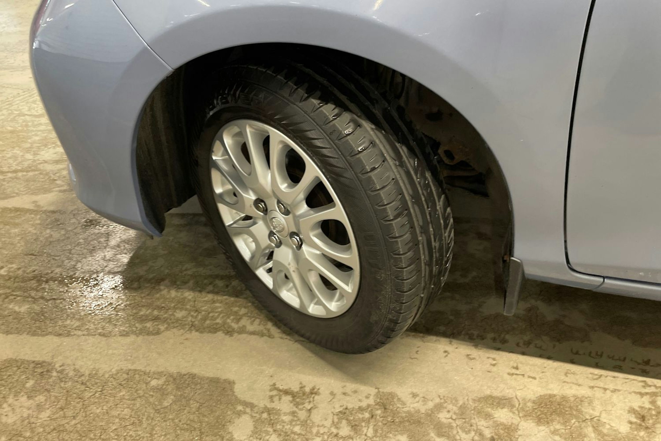 Sininen Toyota Yaris 2012 kuva 13.