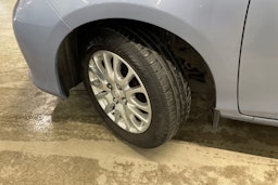 Sininen Toyota Yaris 2012 kuva 13.
