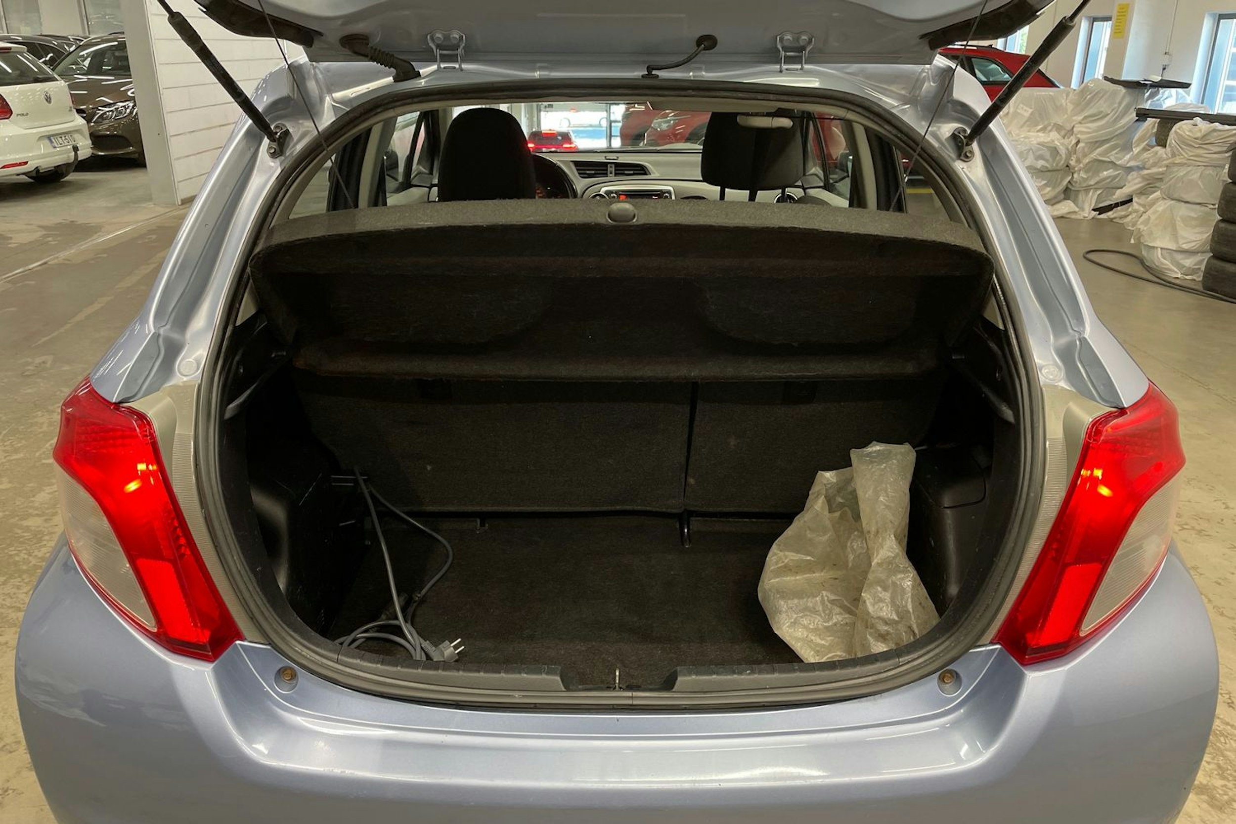 Sininen Toyota Yaris 2012 kuva 14.
