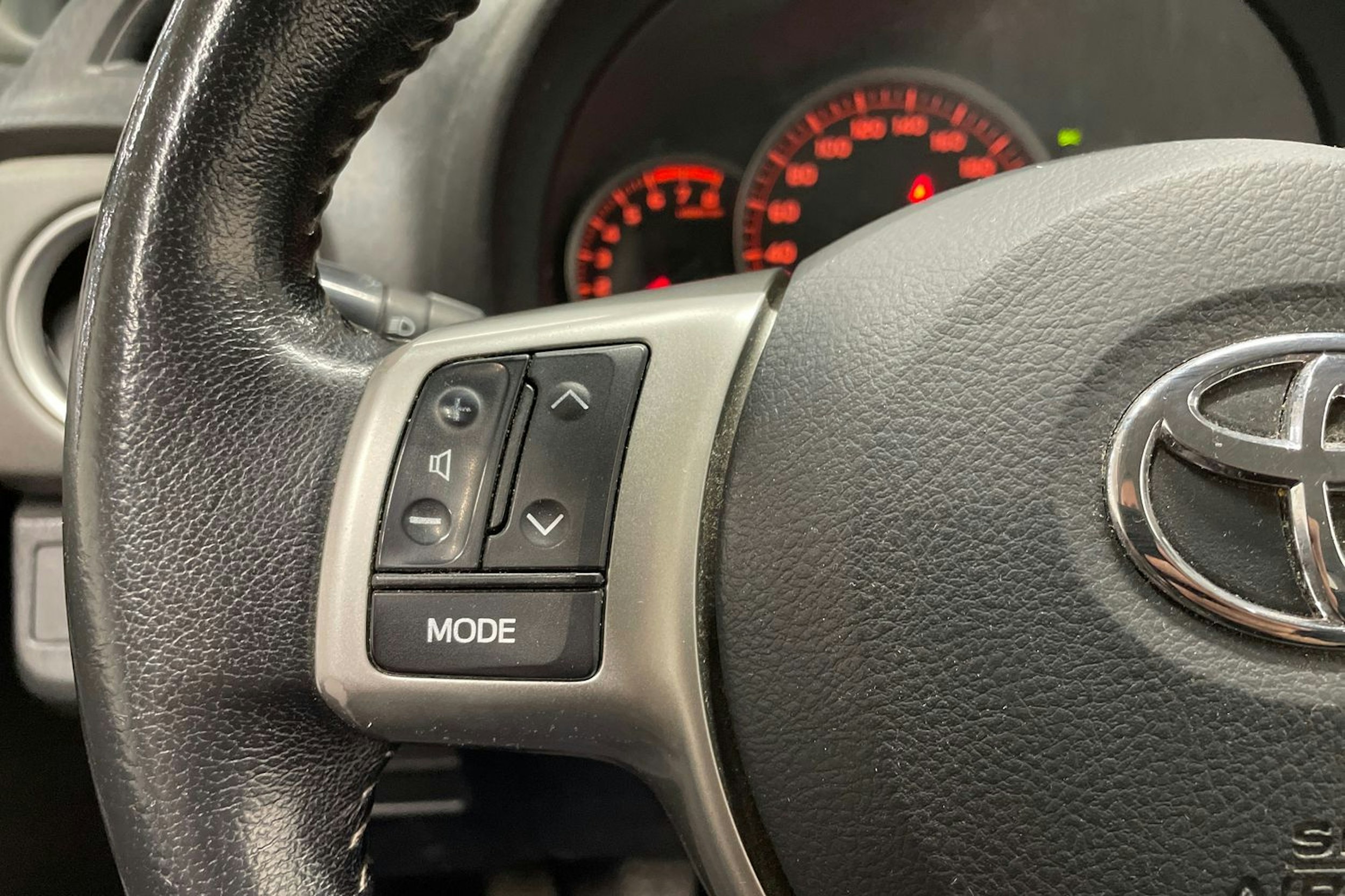Sininen Toyota Yaris 2012 kuva 22.