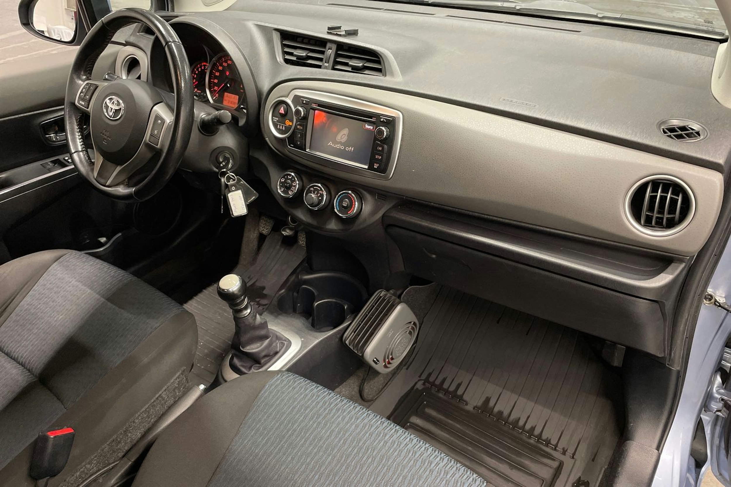 Sininen Toyota Yaris 2012 kuva 25.