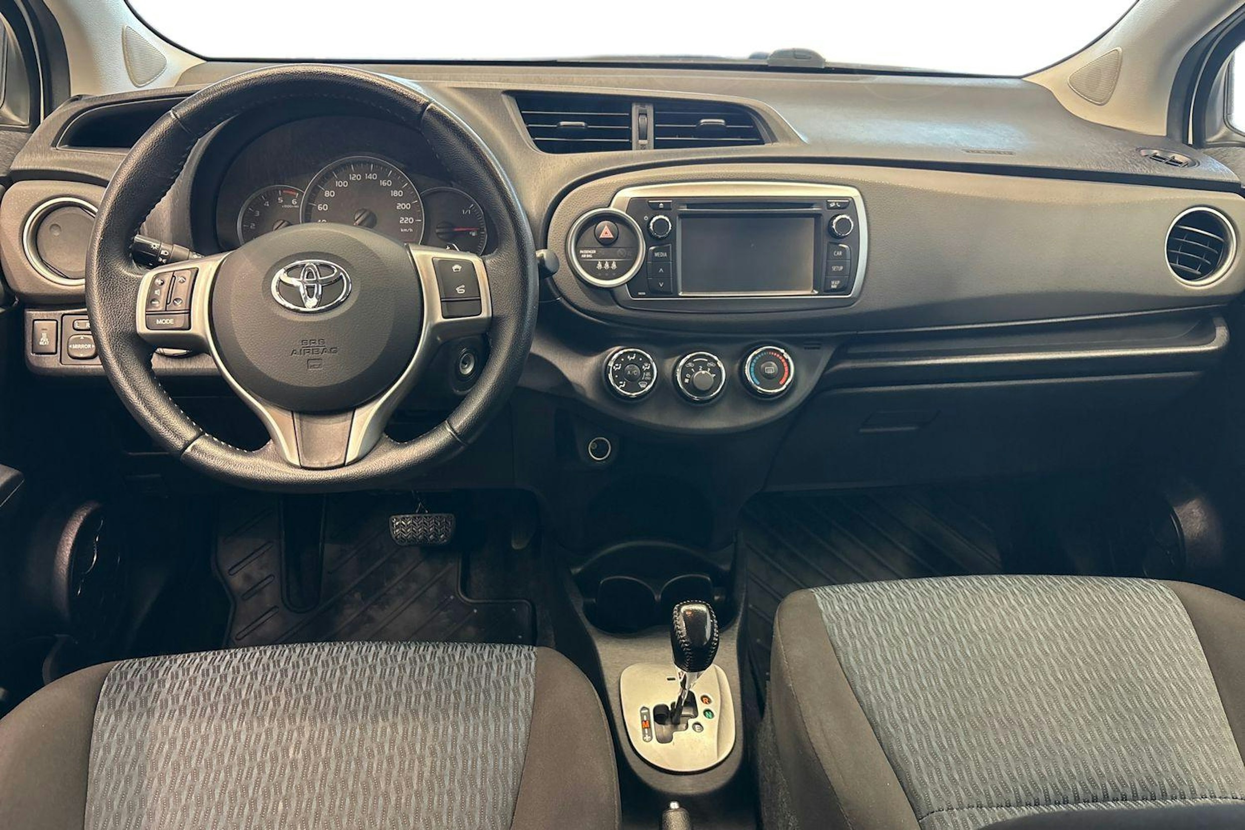 valkoinen Toyota Yaris 2012 kuva 9.