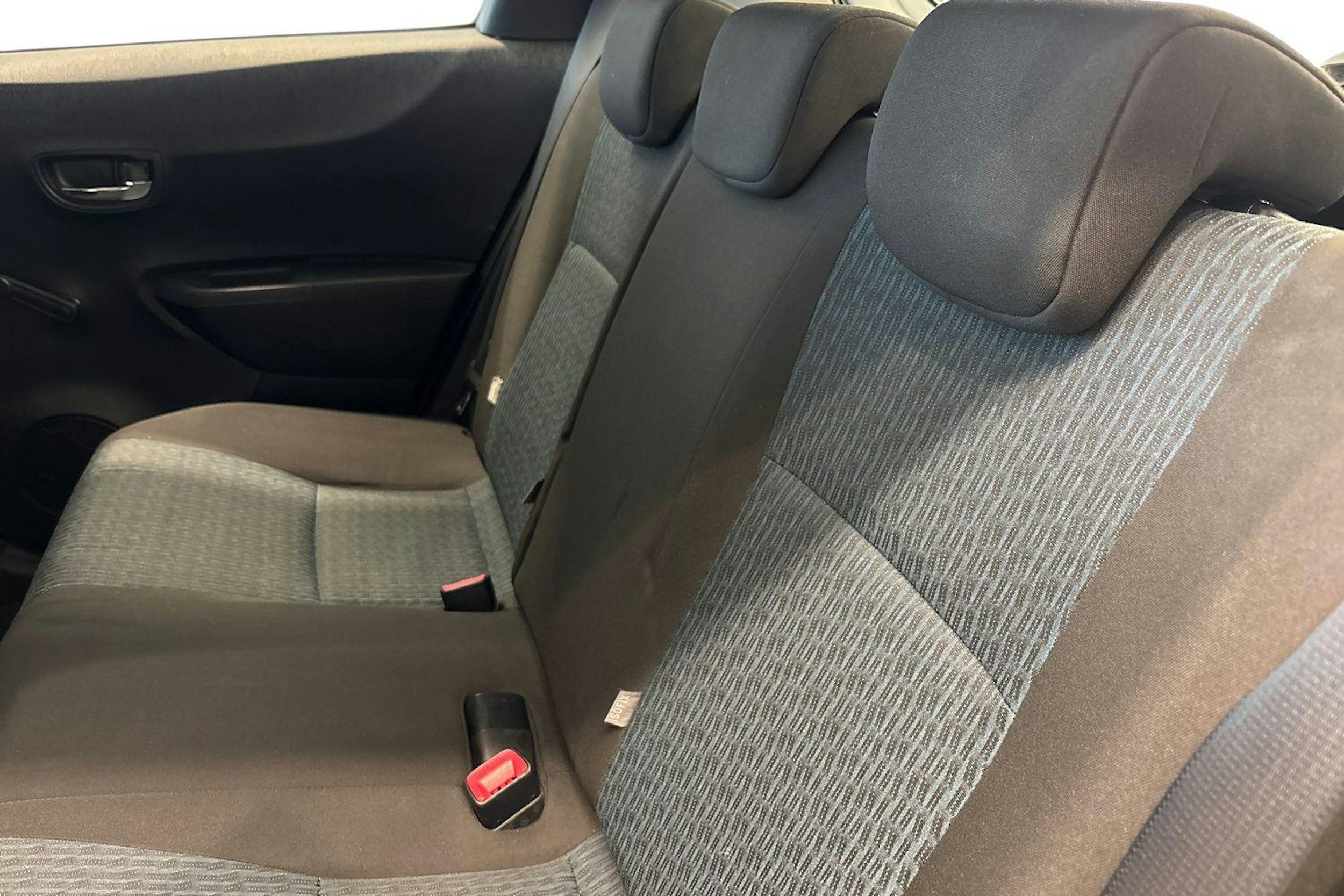 valkoinen Toyota Yaris 2012 kuva 10.