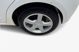 valkoinen Toyota Yaris 2012 kuva 11.