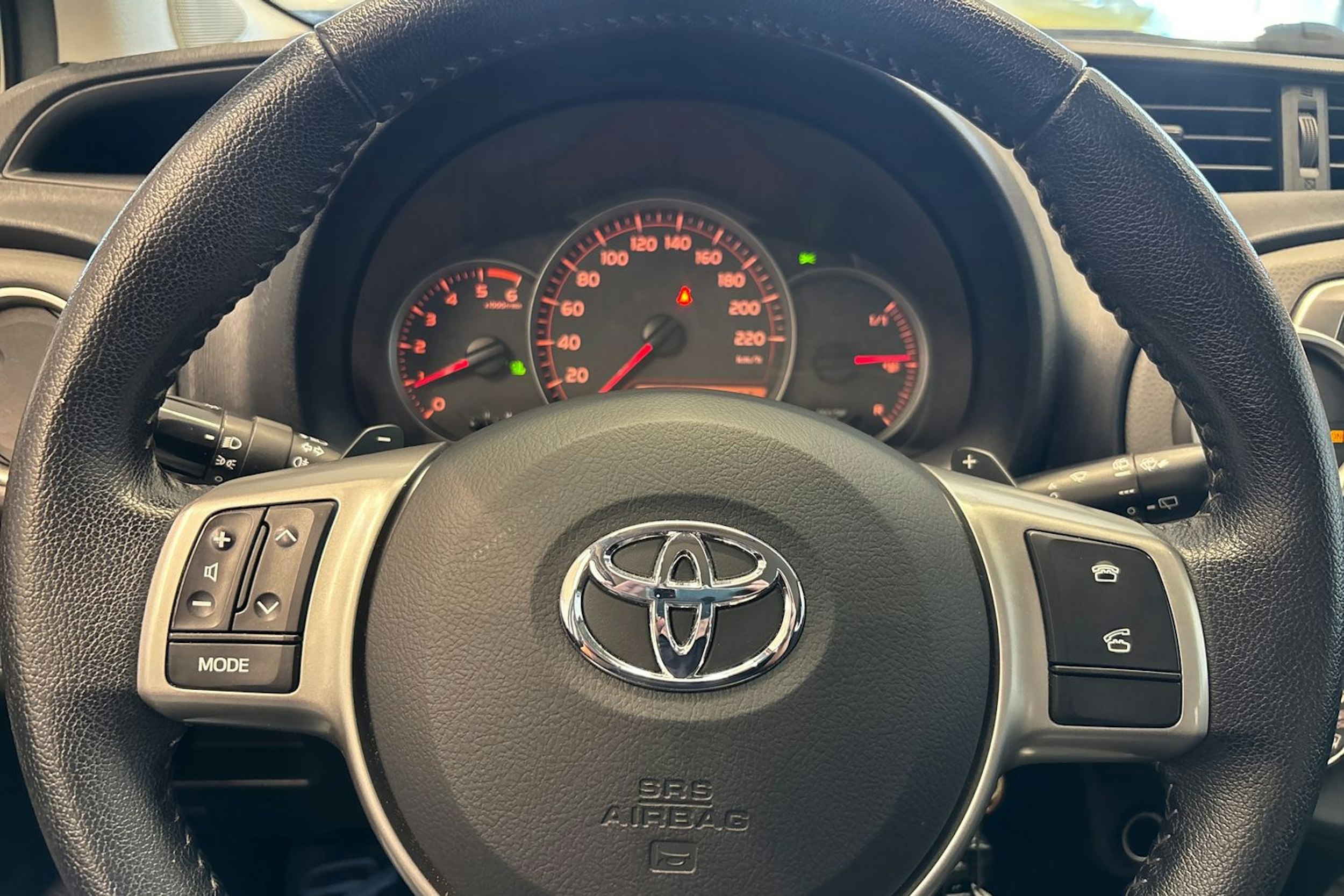 valkoinen Toyota Yaris 2012 kuva 14.