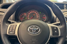 valkoinen Toyota Yaris 2012 kuva 14.