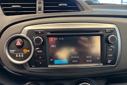 valkoinen Toyota Yaris 2012 kuva 16.