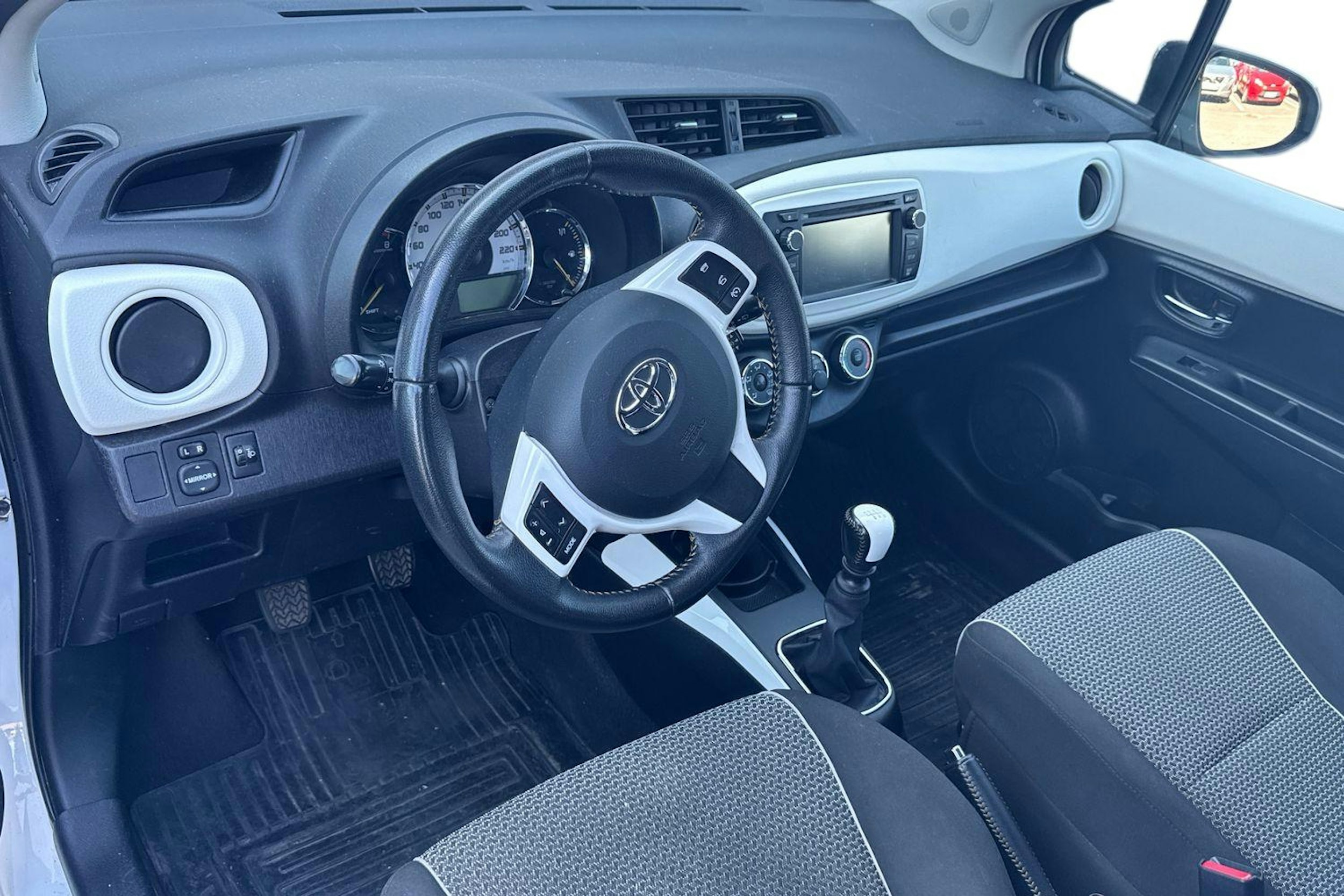 valkoinen Toyota Yaris 2013 kuva 3.