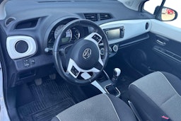 valkoinen Toyota Yaris 2013 kuva 3.