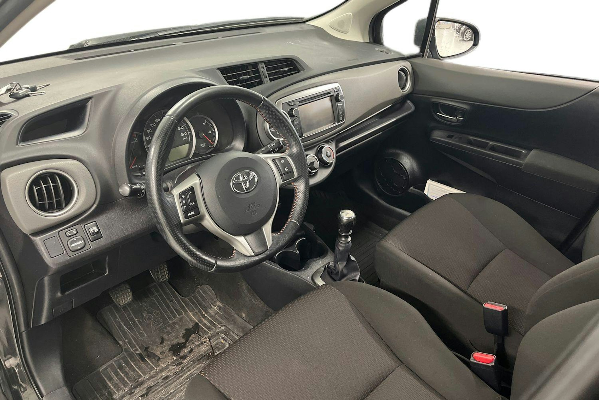 Musta Toyota Yaris 2013 kuva 3.