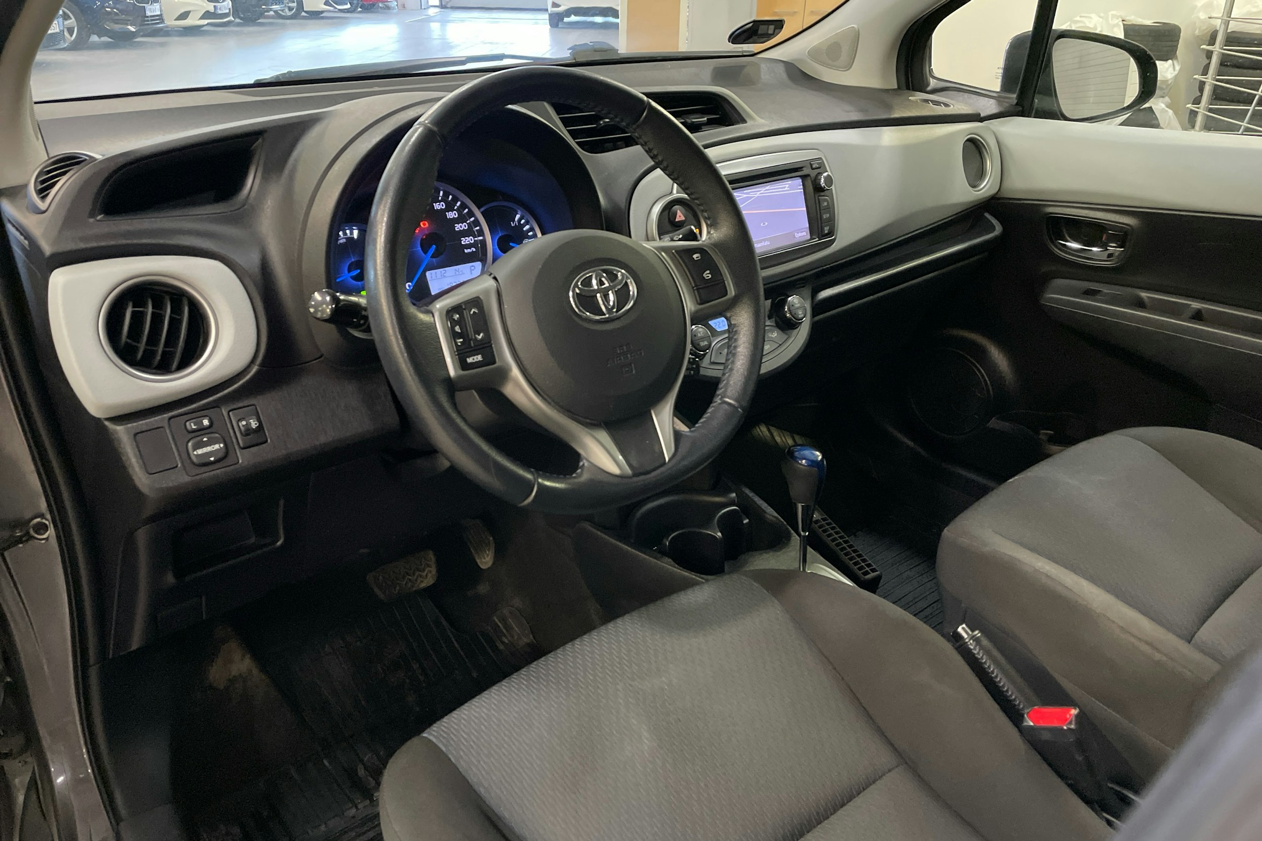 met. harmaa Toyota Yaris 2013 kuva 6.