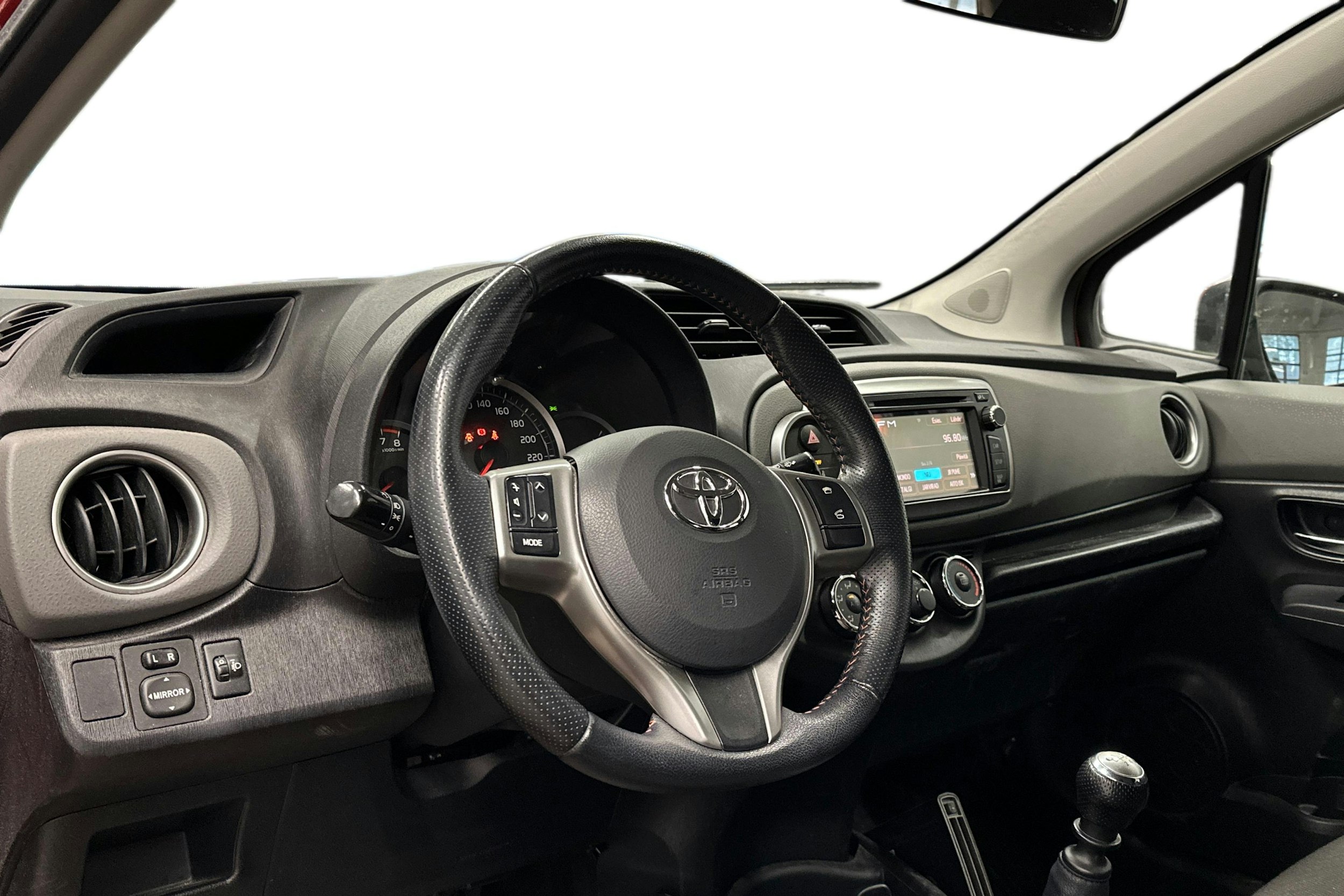 punainen Toyota Yaris 2013 kuva 3.
