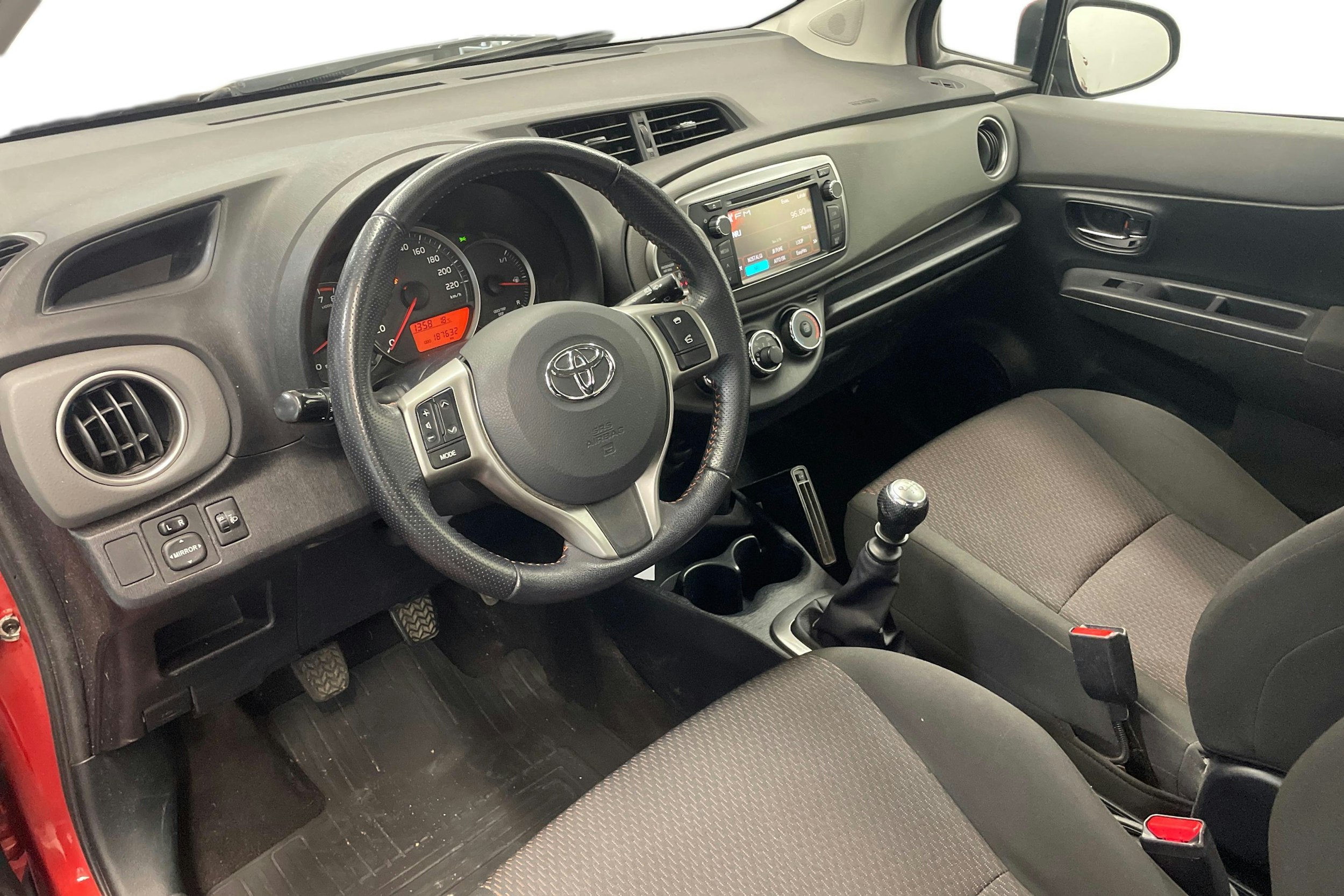 punainen Toyota Yaris 2013 kuva 7.