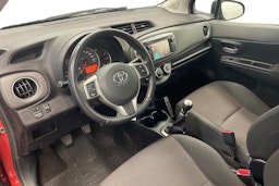 punainen Toyota Yaris 2013 kuva 7.