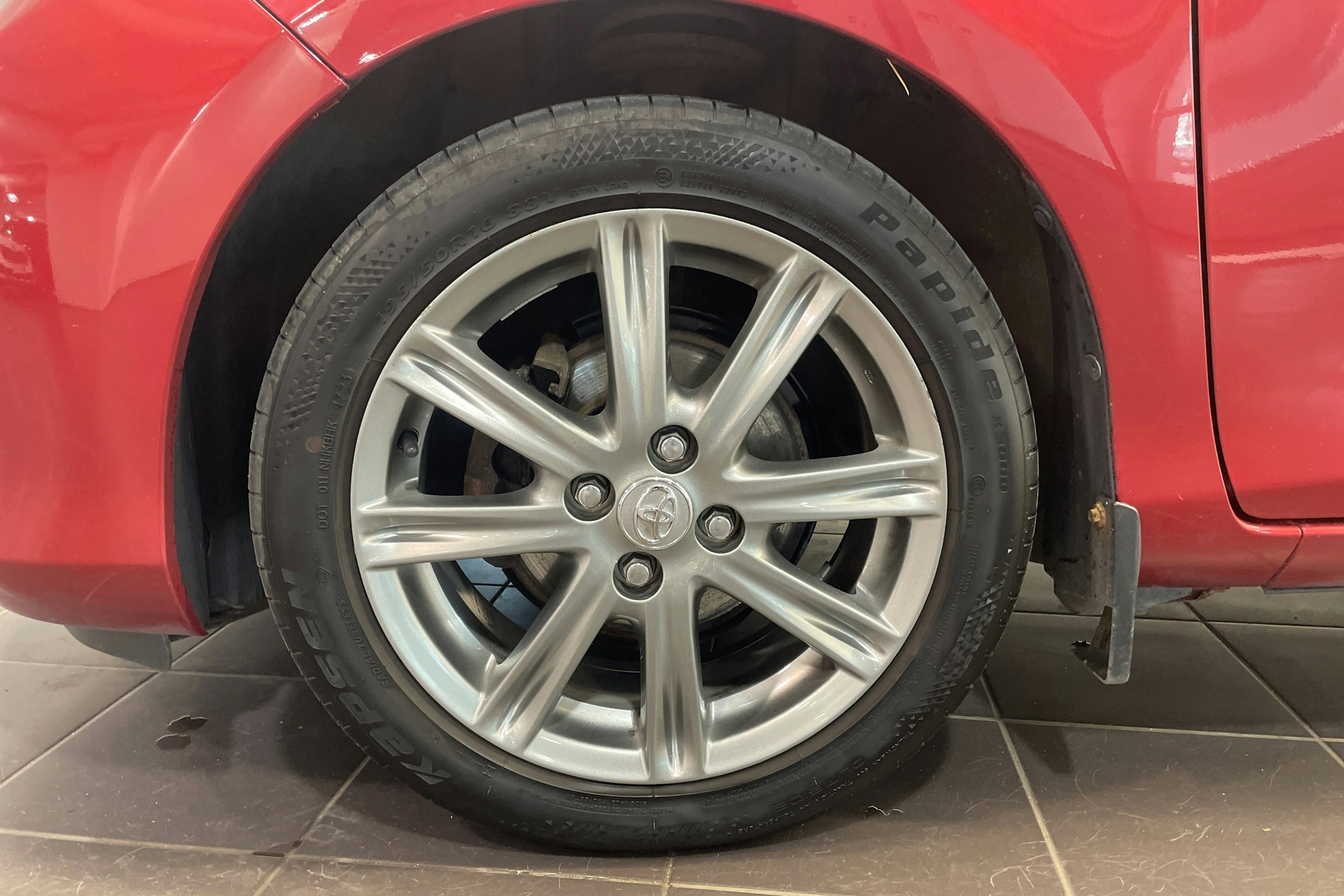 punainen Toyota Yaris 2013 kuva 11.