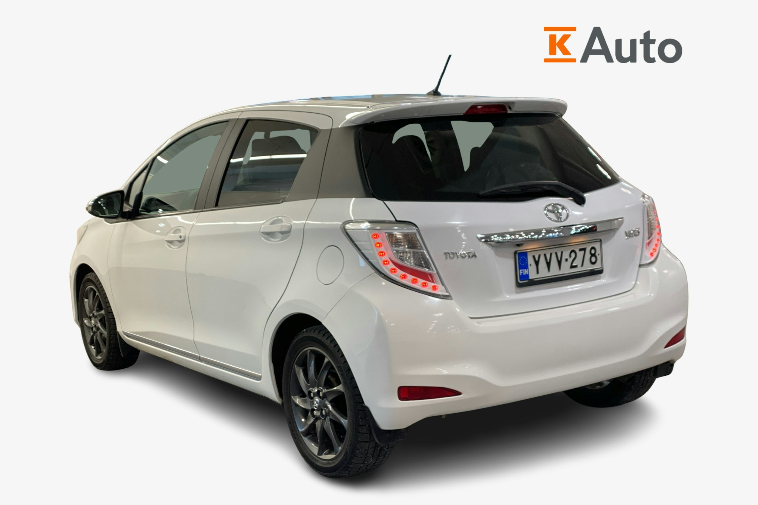 valkoinen Toyota Yaris 2013 kuva 2.