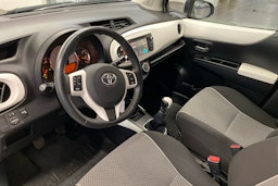 valkoinen Toyota Yaris 2013 kuva 6.