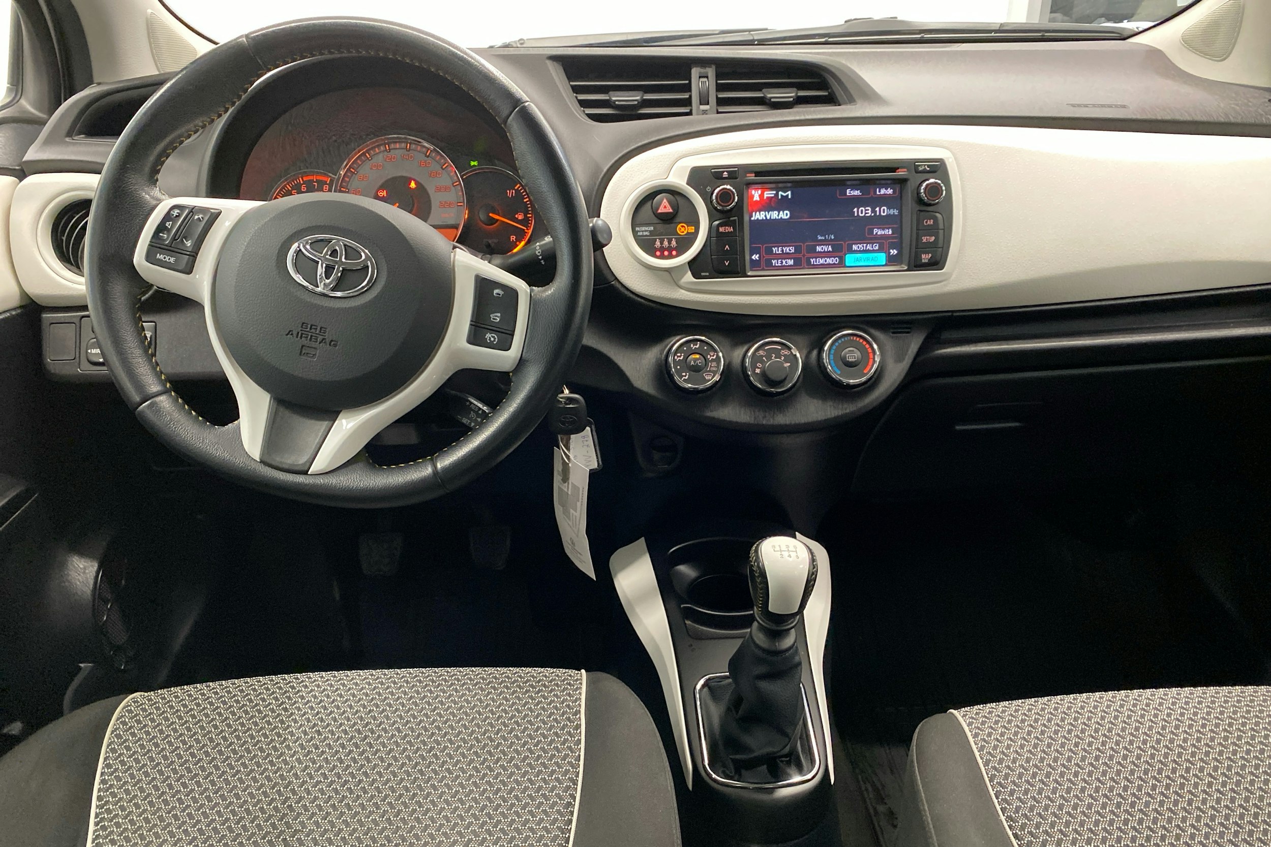 valkoinen Toyota Yaris 2013 kuva 7.