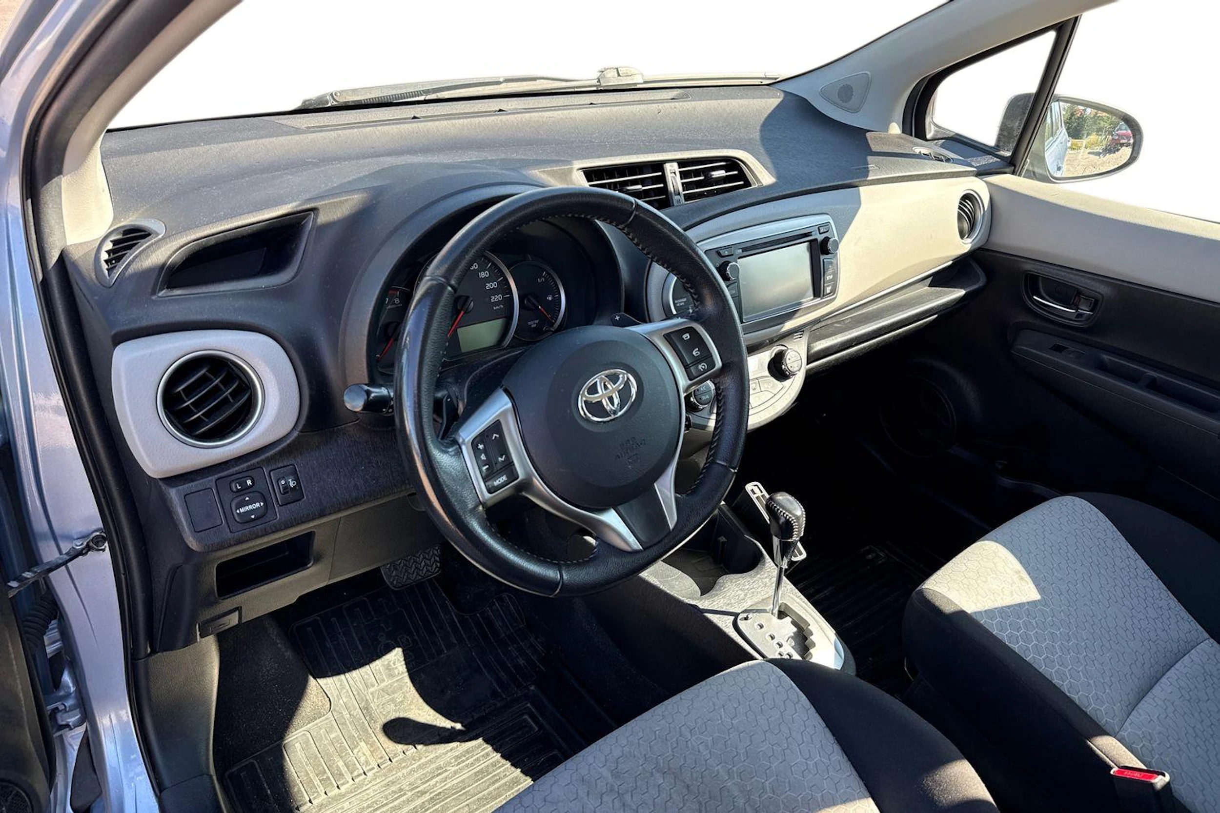 Sininen Toyota Yaris 2013 kuva 3.
