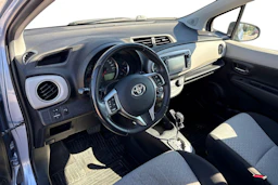 Sininen Toyota Yaris 2013 kuva 3.