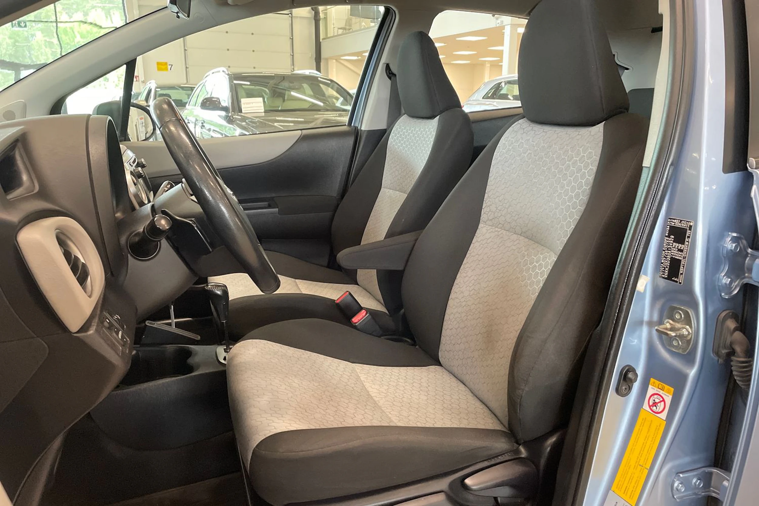 Sininen Toyota Yaris 2013 kuva 11.