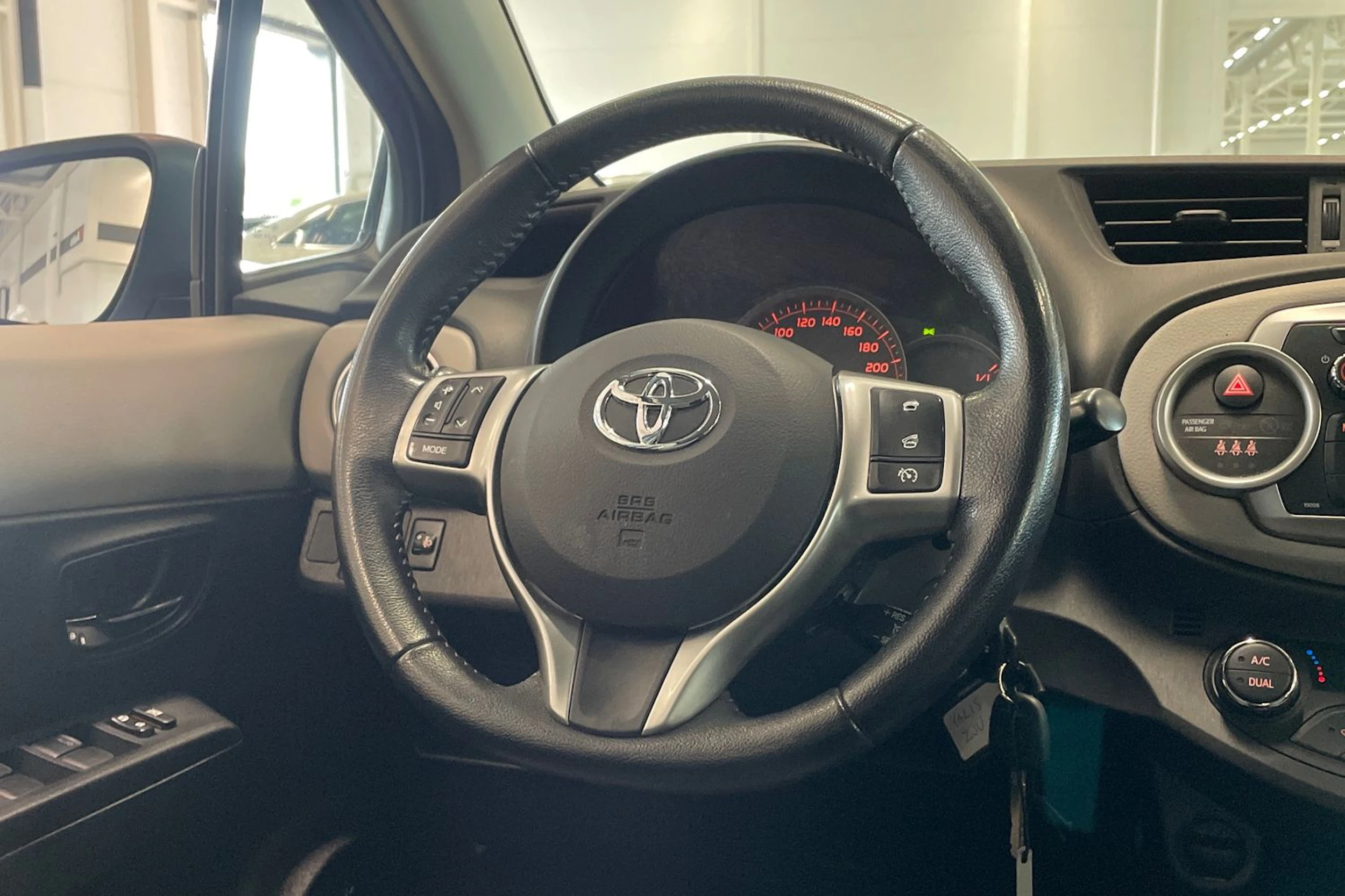 Sininen Toyota Yaris 2013 kuva 12.