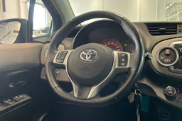 Sininen Toyota Yaris 2013 kuva 12.