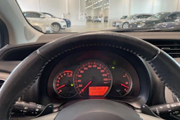 Sininen Toyota Yaris 2013 kuva 16.