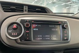 Sininen Toyota Yaris 2013 kuva 17.
