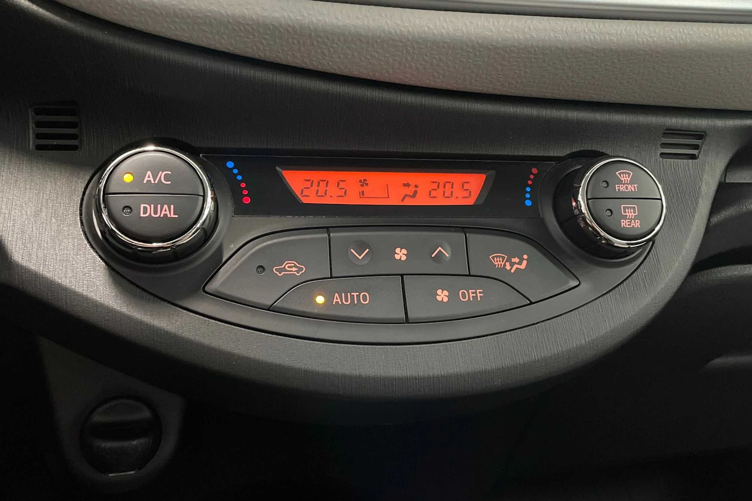 Sininen Toyota Yaris 2013 kuva 21.