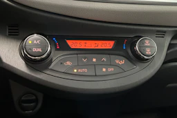 Sininen Toyota Yaris 2013 kuva 21.