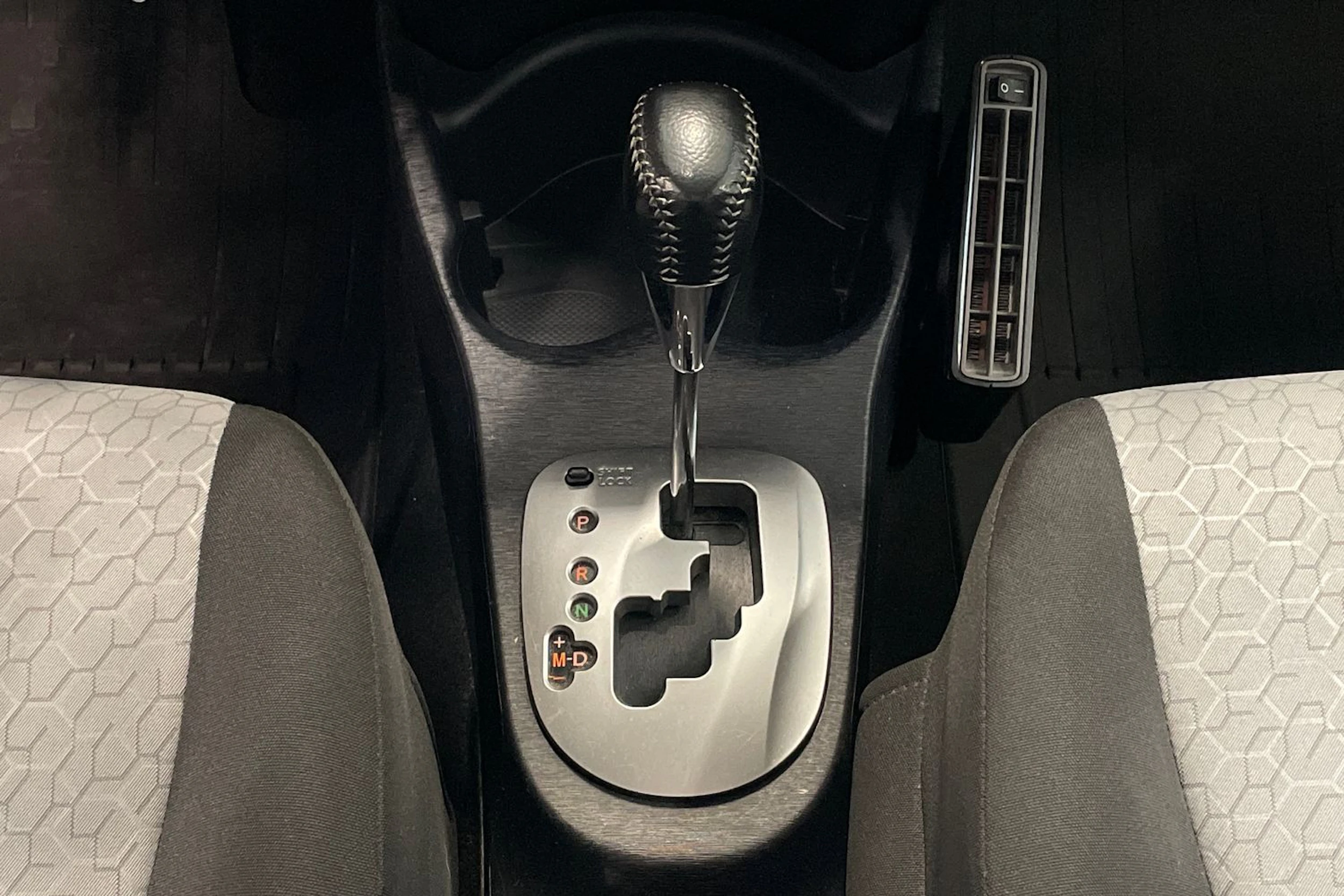 Sininen Toyota Yaris 2013 kuva 22.