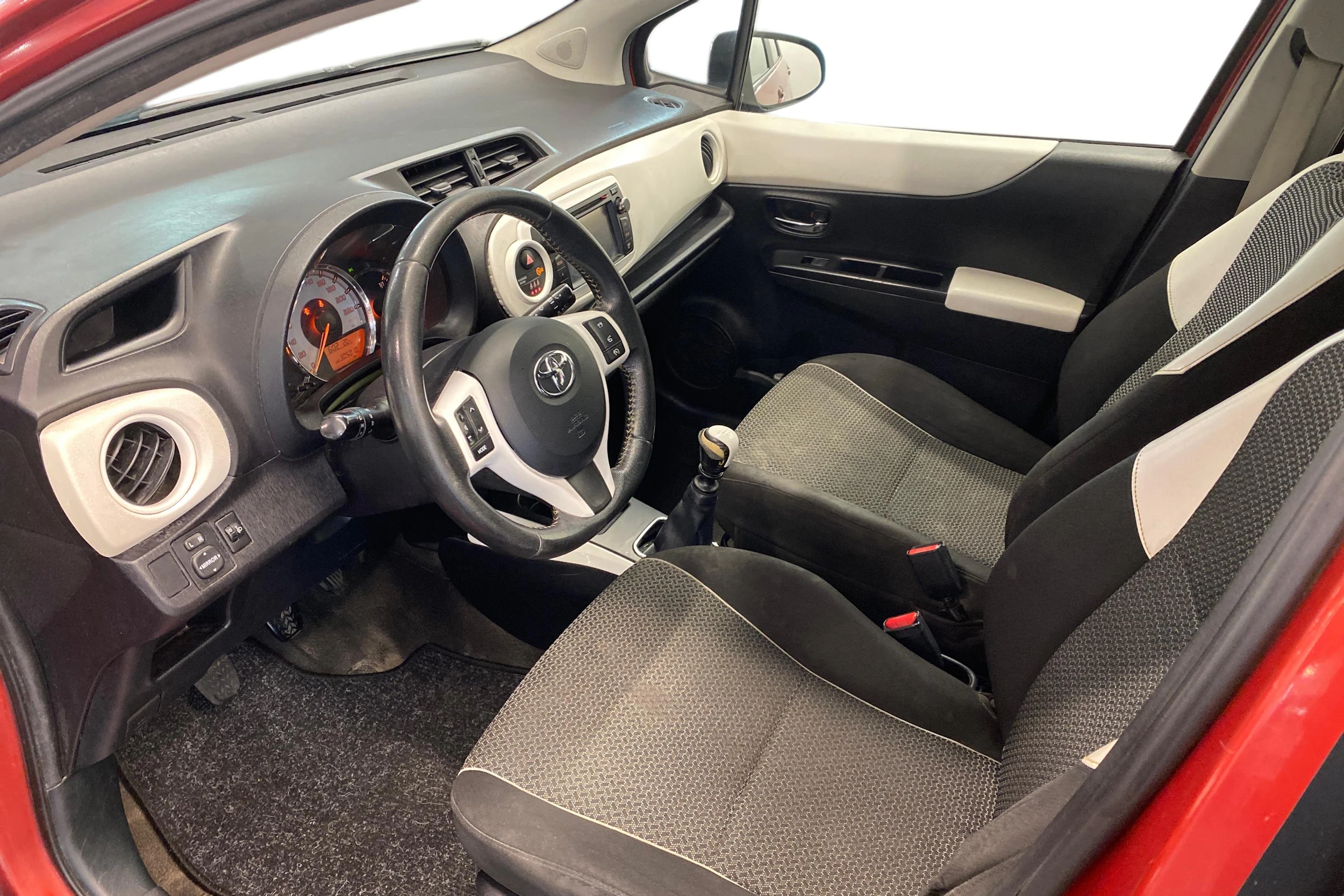 punainen Toyota Yaris 2013 kuva 6.