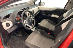 punainen Toyota Yaris 2013 kuva 6.