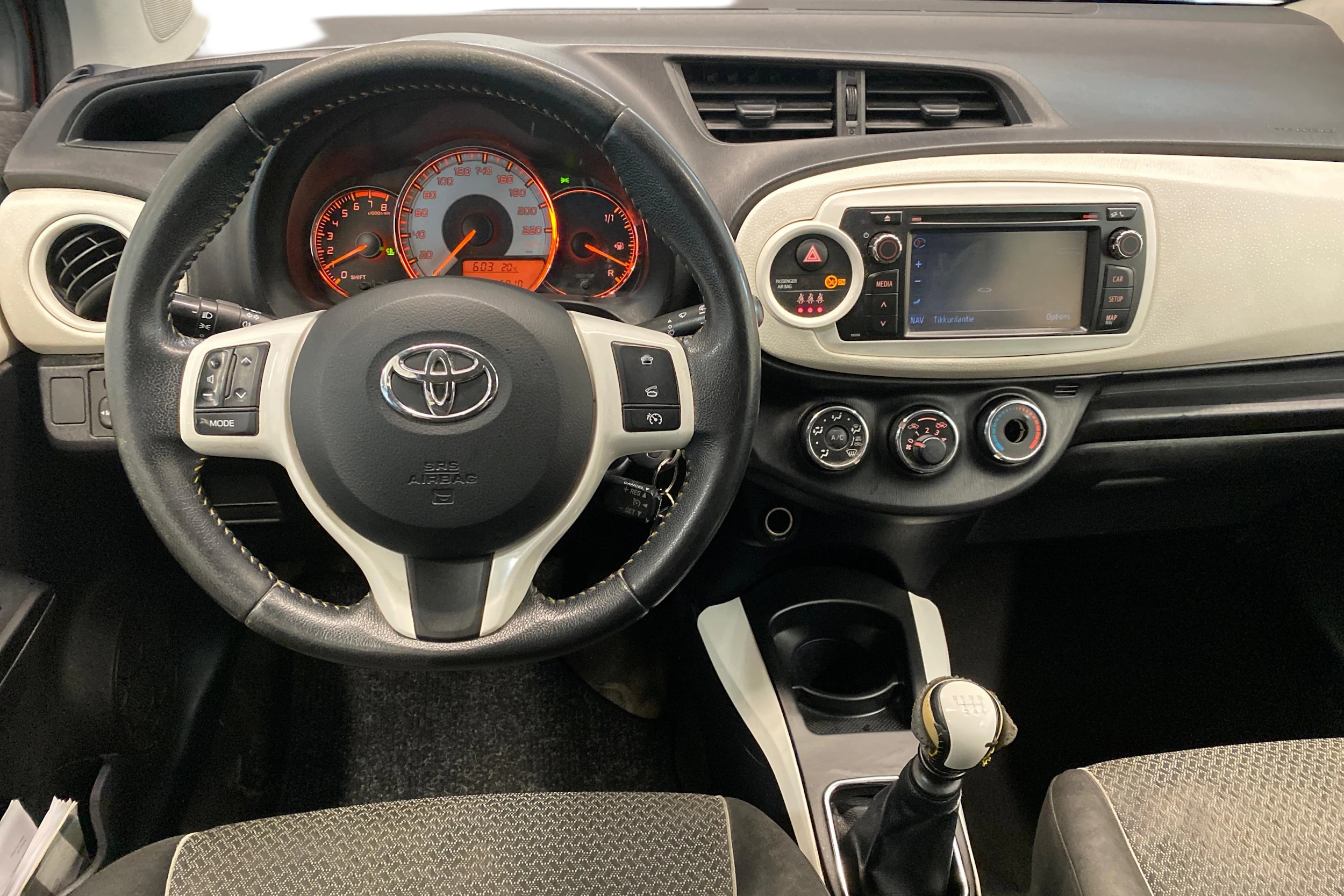 punainen Toyota Yaris 2013 kuva 7.
