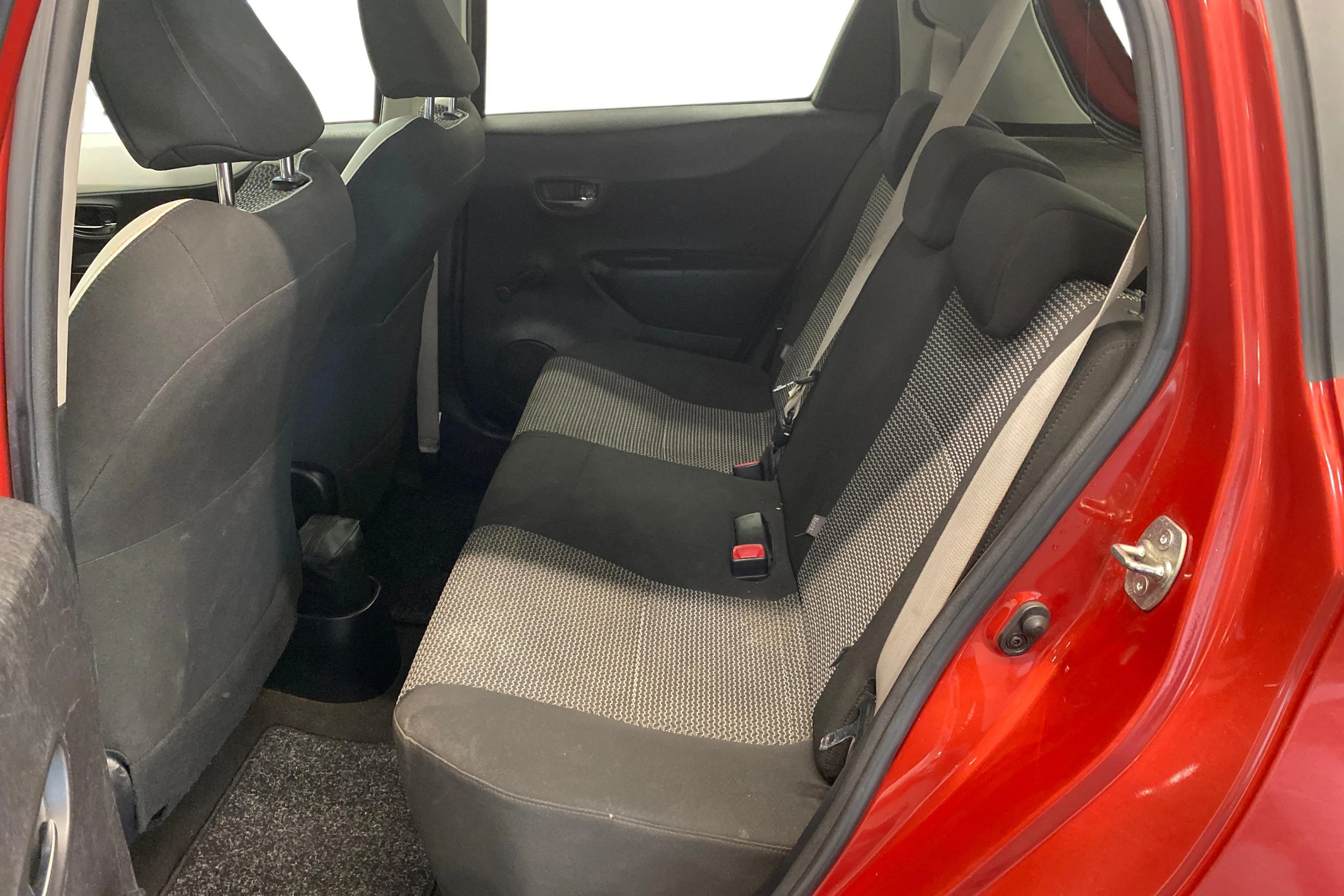 punainen Toyota Yaris 2013 kuva 8.