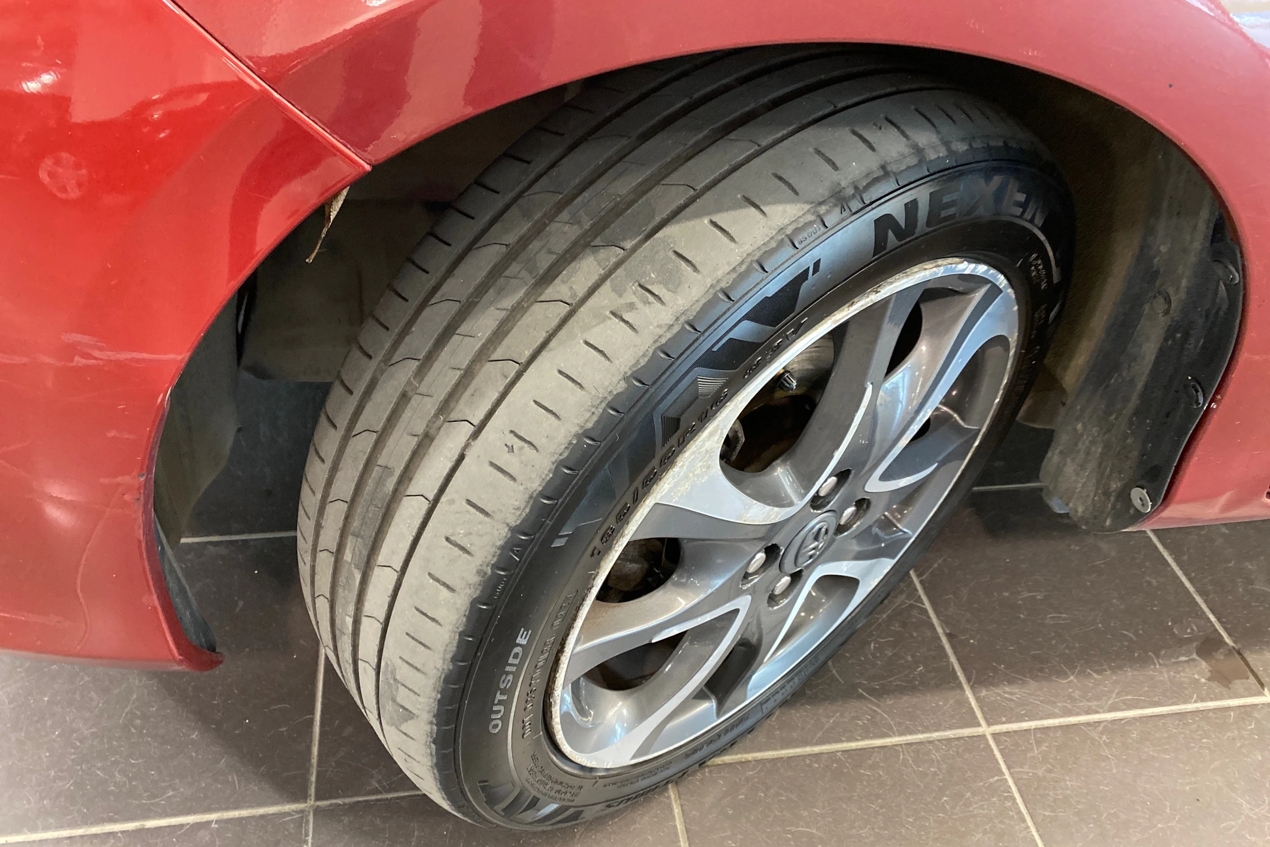 punainen Toyota Yaris 2013 kuva 10.