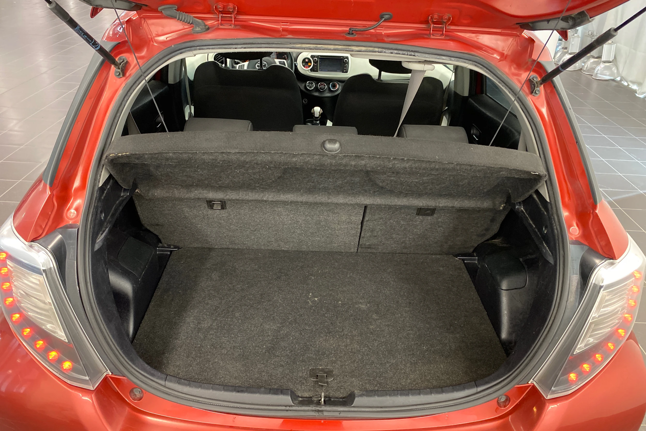 punainen Toyota Yaris 2013 kuva 13.