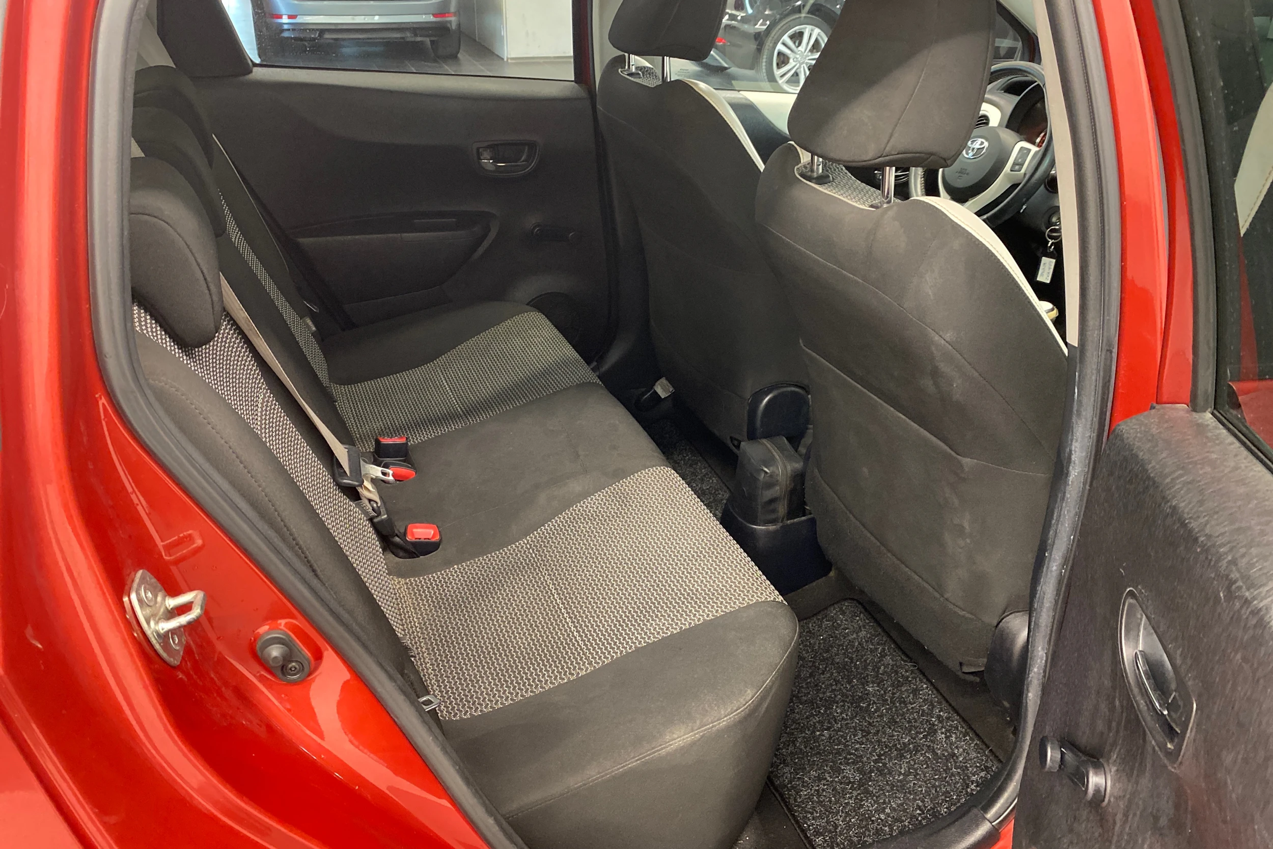 punainen Toyota Yaris 2013 kuva 15.