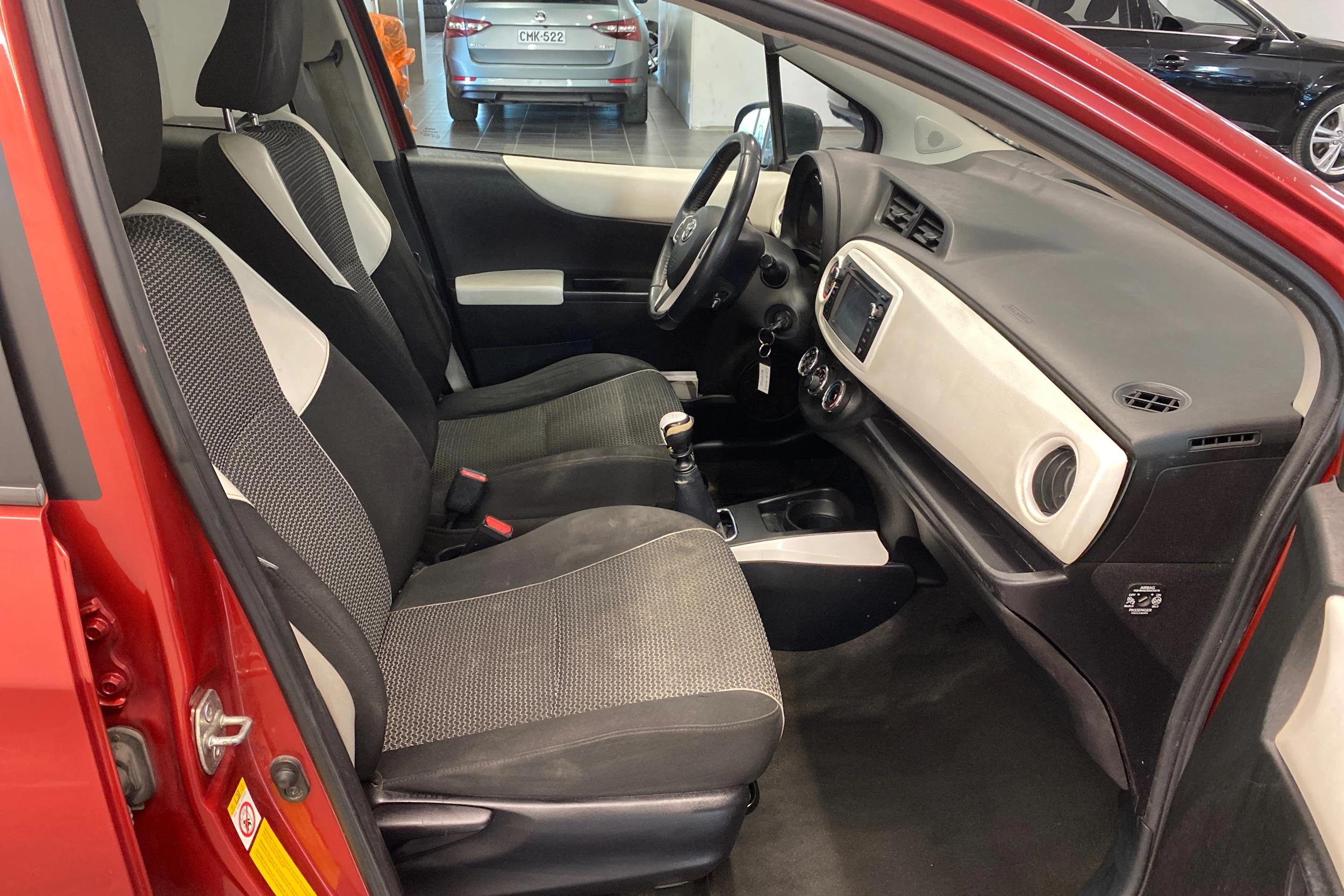 punainen Toyota Yaris 2013 kuva 16.