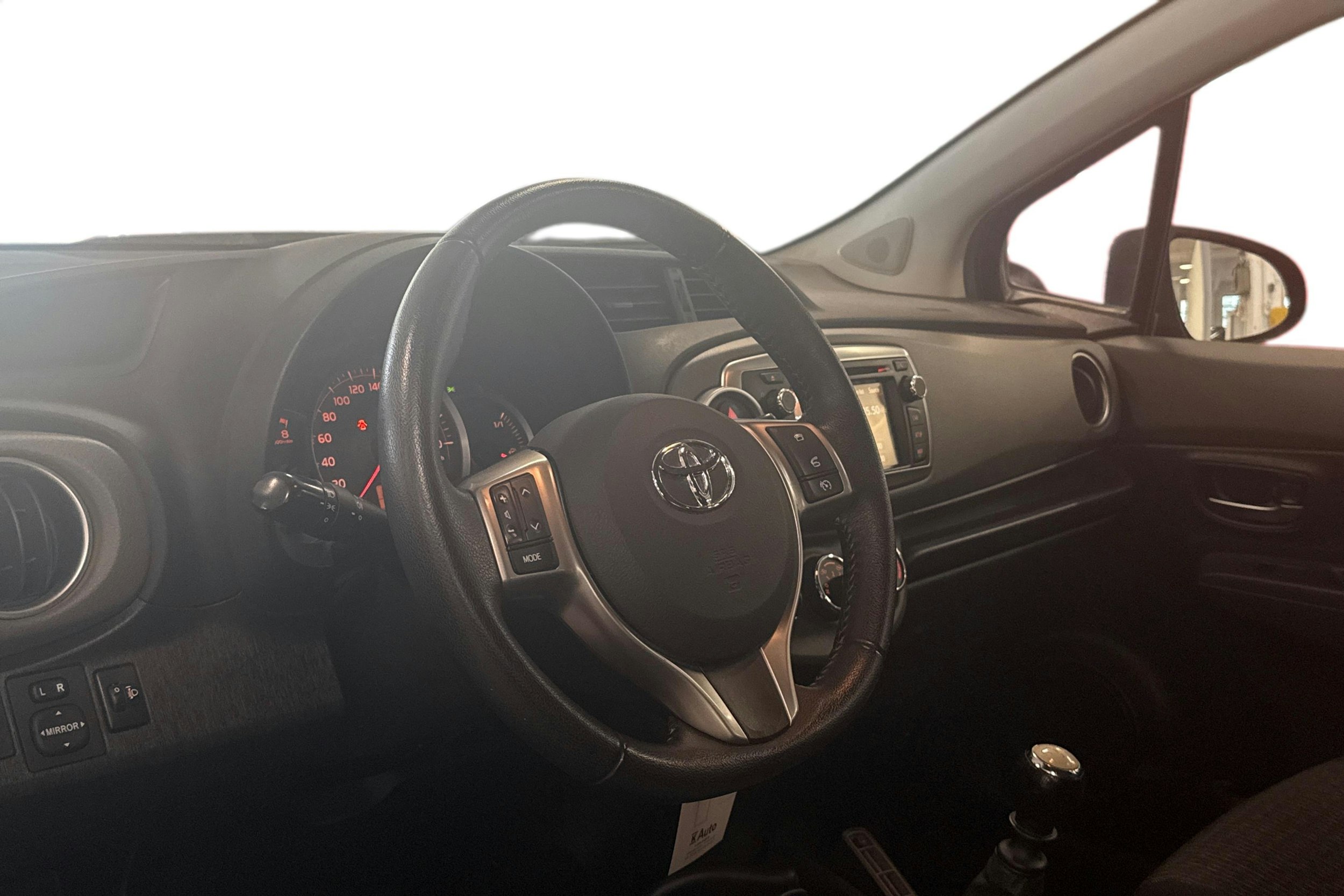 punainen Toyota Yaris 2014 kuva 3.