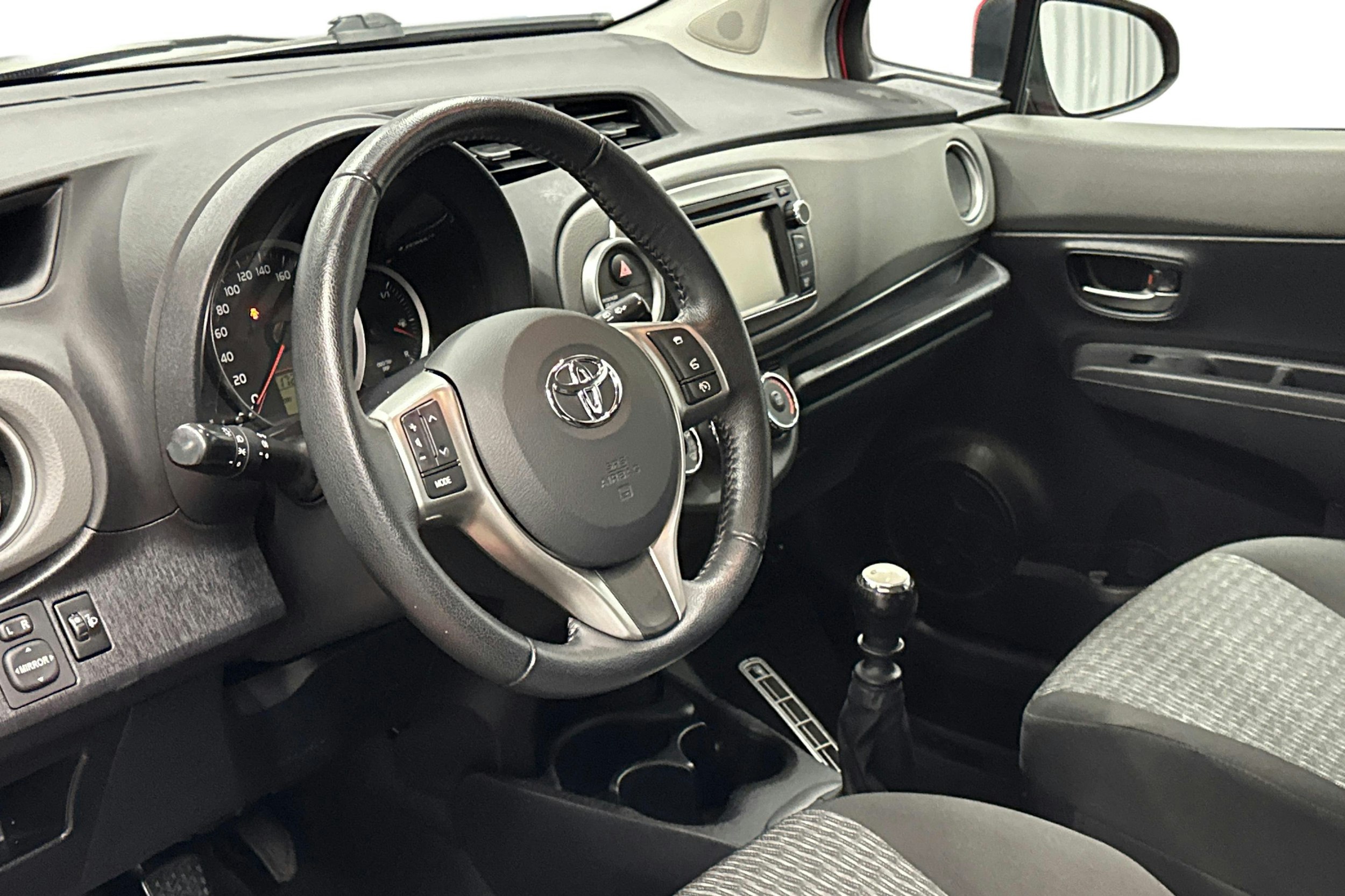 punainen Toyota Yaris 2014 kuva 7.