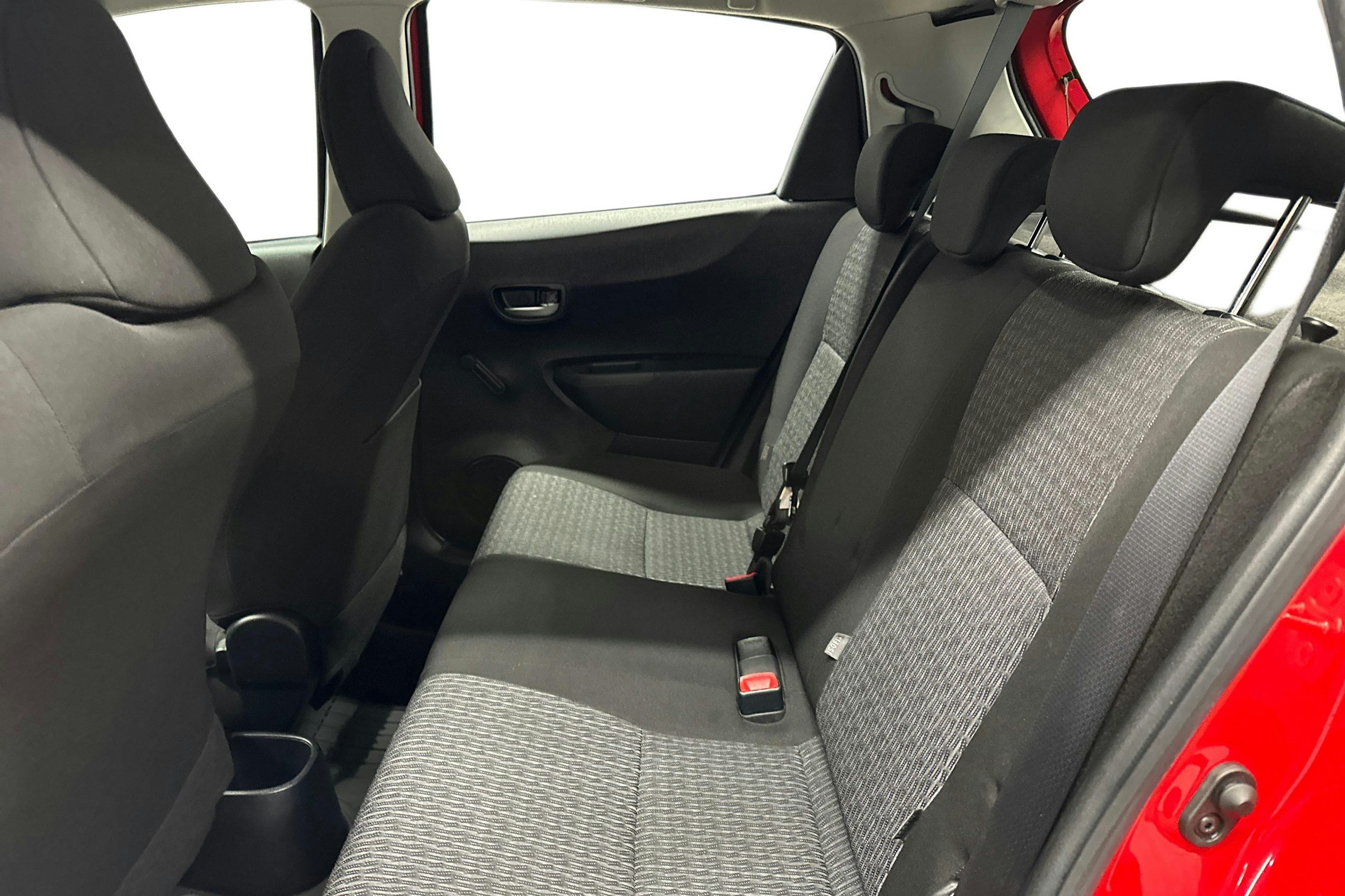 punainen Toyota Yaris 2014 kuva 10.