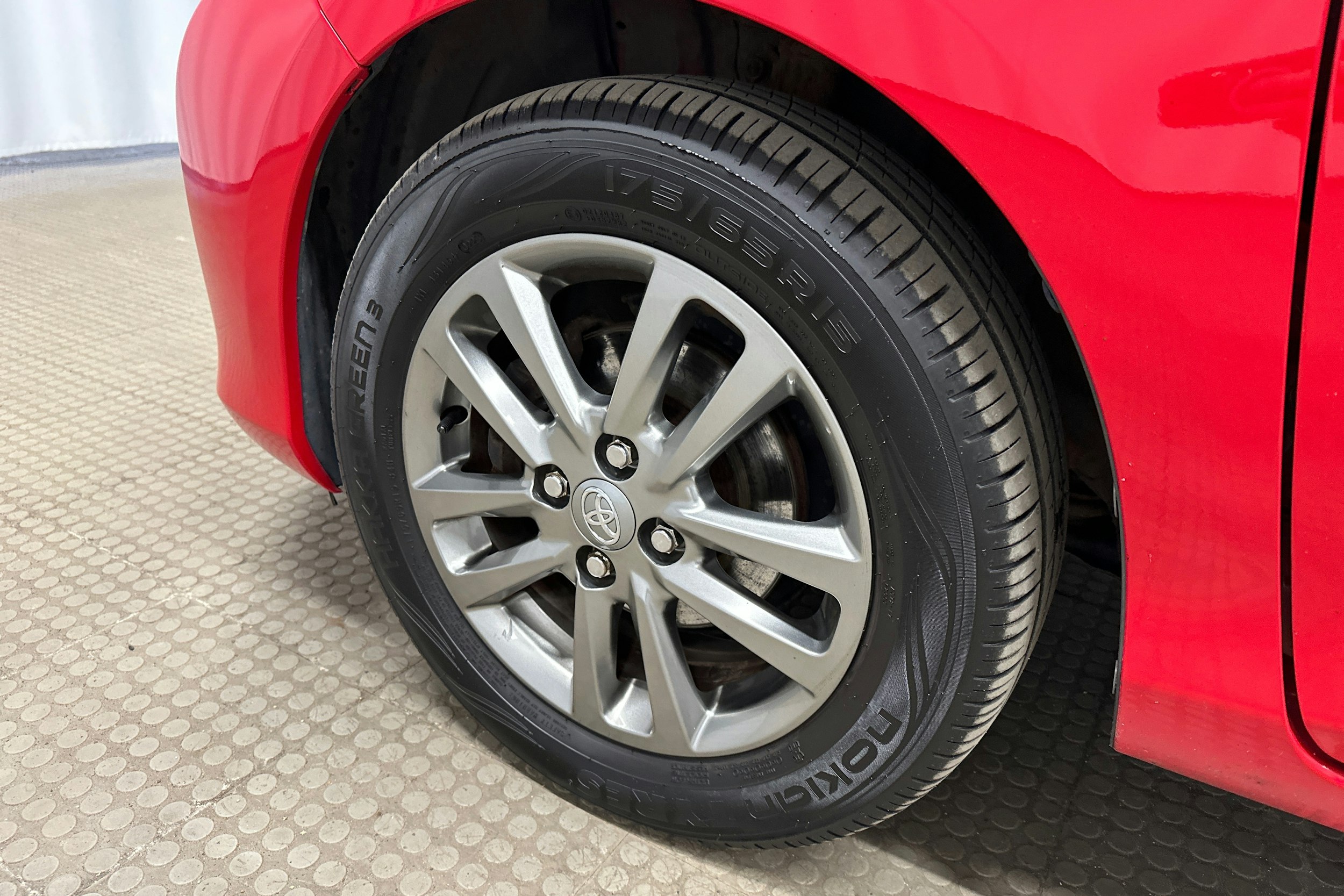 punainen Toyota Yaris 2014 kuva 11.